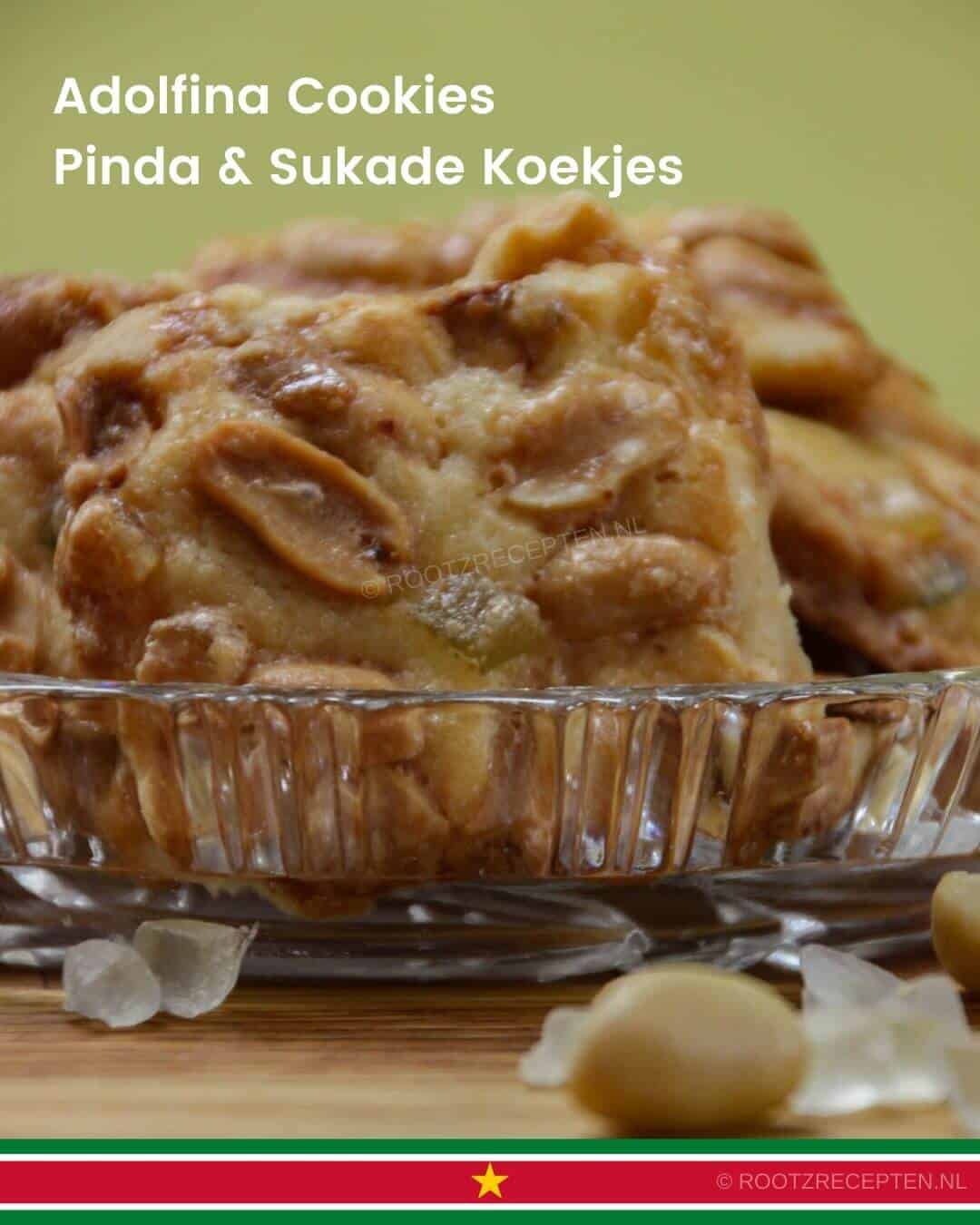 adolfina koekjes in een ondiepe glazen schaal